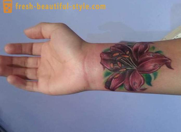 Kvet tetovanie na zápästí pre dievčatá. hodnota