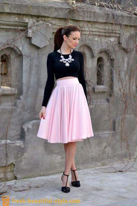 Z toho, čo sa nosí ružové sukne tipy stylistu