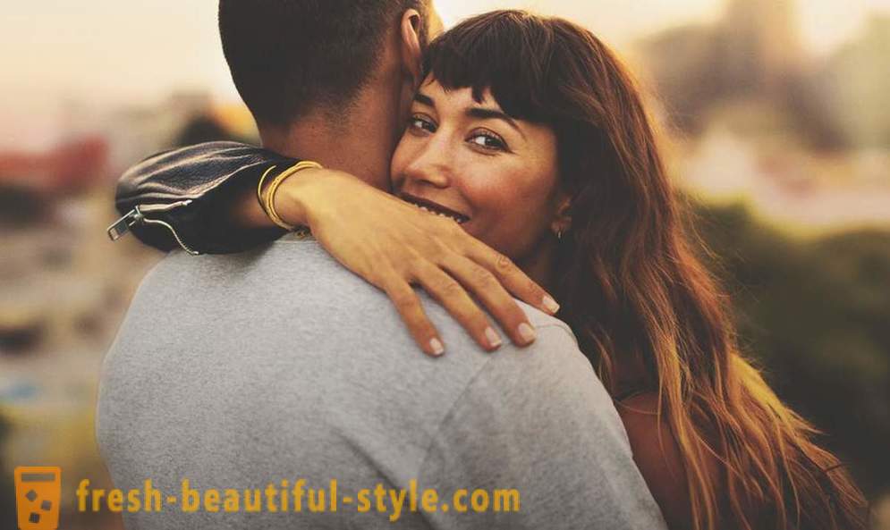 Brand IQOS odporúča používateľom dospelých zdieľať jednoduché okamihy šťastia v novej kampani: proste úžasné