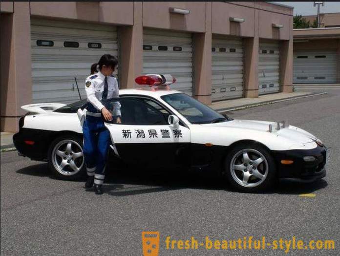 Strmé japonské policajné vozidlá