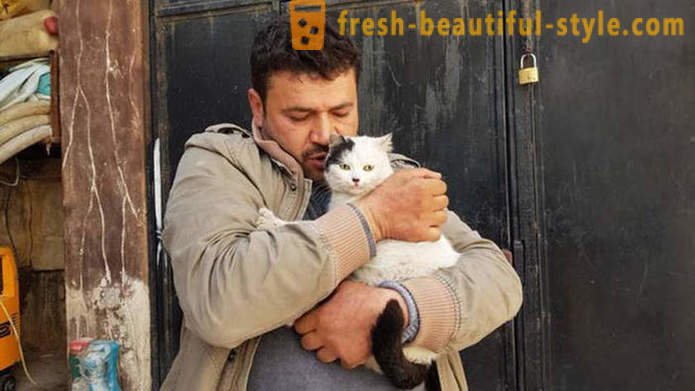 Ten človek zostal vo vojnou zničenom Aleppe sa postarať o opustené zvieratá