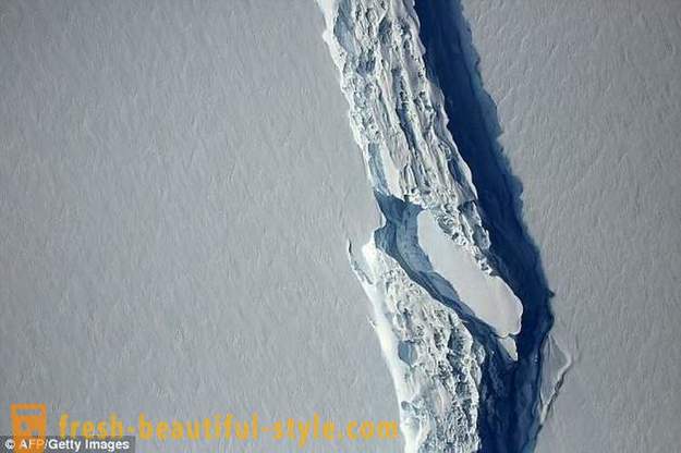 Iceberg z Antarktídy odlomil na ploche viac ako dvoch Moskve