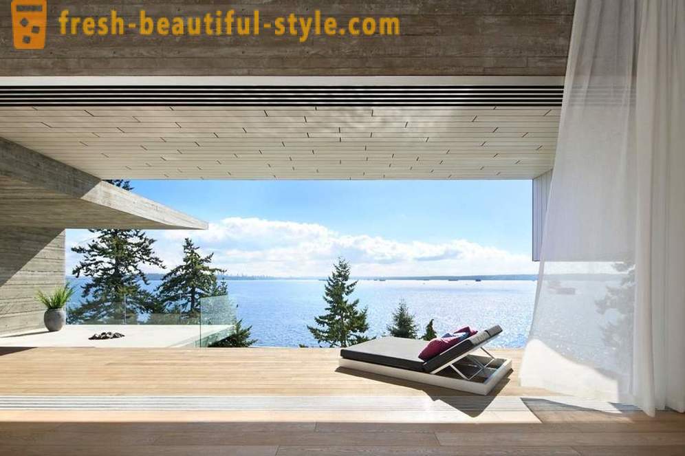 Architektúra a interiér domu pri mori v západe Vancouver
