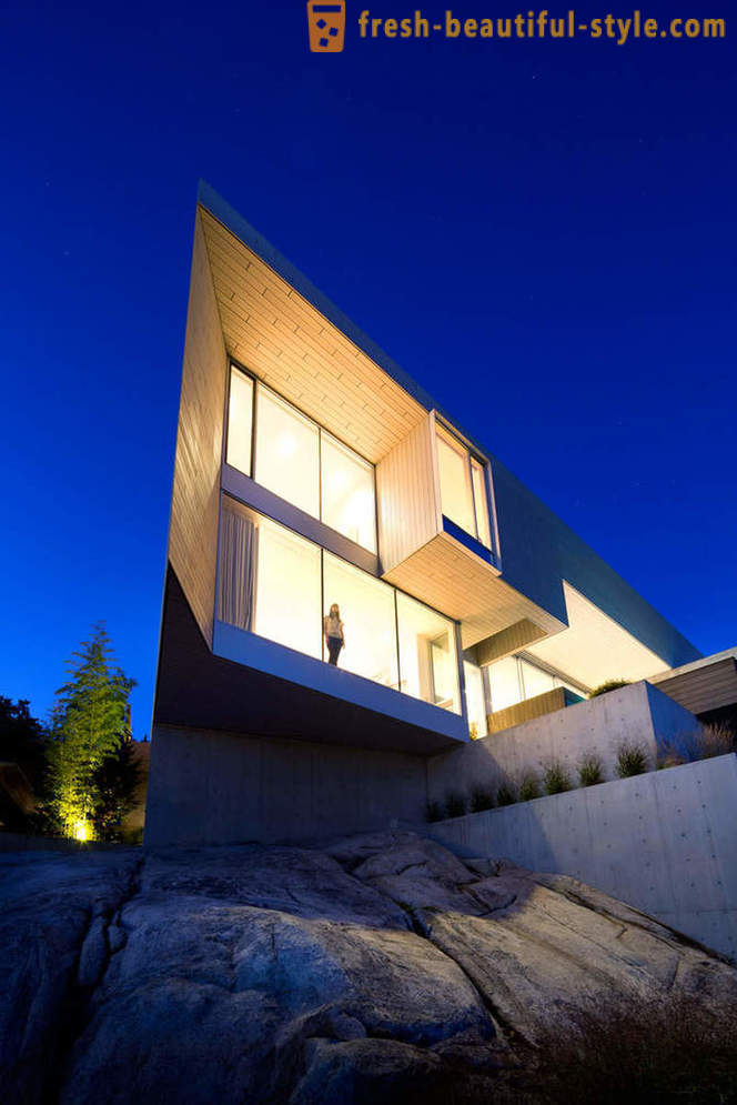 Architektúra a interiér domu pri mori v západe Vancouver