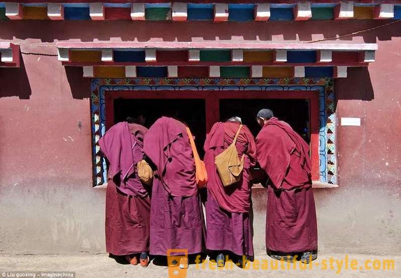 Najväčší budhistický akadémie na svete pre 40.000 TV mníchov zakázané, ale dovolil iPhones