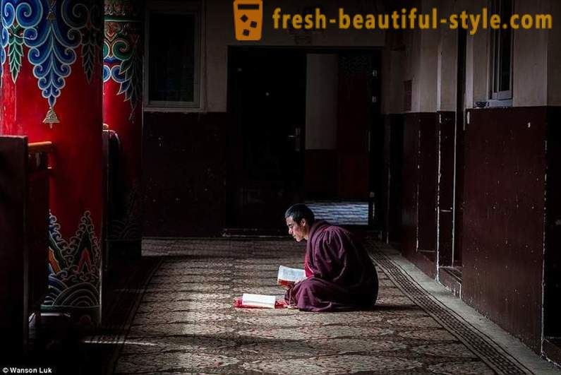 Najväčší budhistický akadémie na svete pre 40.000 TV mníchov zakázané, ale dovolil iPhones
