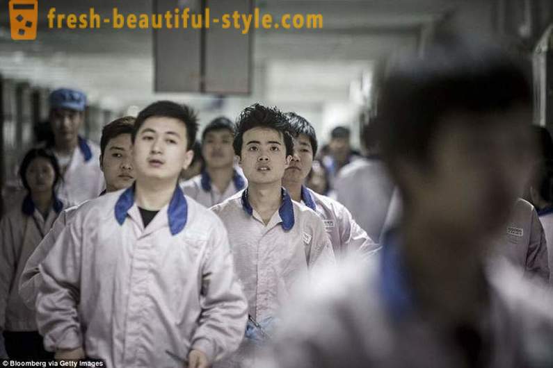 Britské médiá ukázal každodenný život ľudí, ktorí sa zostavuje iPhone v Číne