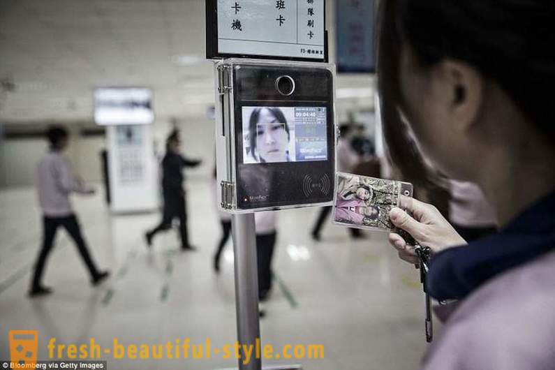 Britské médiá ukázal každodenný život ľudí, ktorí sa zostavuje iPhone v Číne