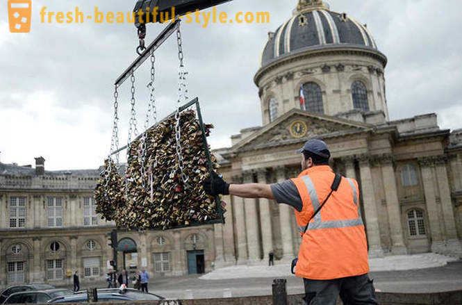 Milión dôkazy lásky odstránené z Pont des Arts v Paríži