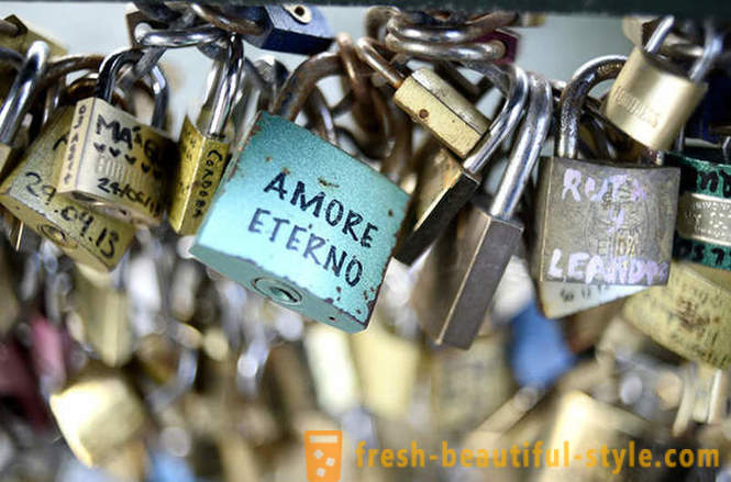 Milión dôkazy lásky odstránené z Pont des Arts v Paríži