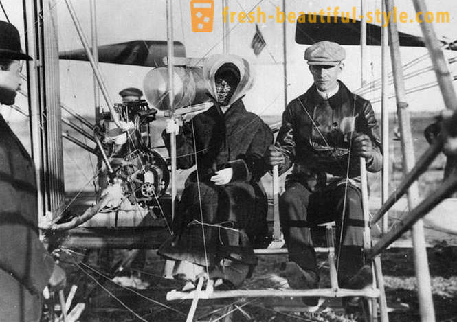 Prvý pilotovaný let lietadlom