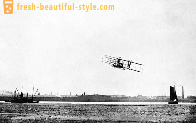 Prvý pilotovaný let lietadlom