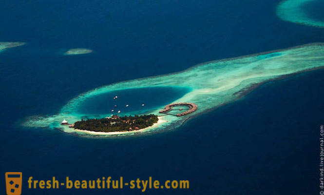 Letí cez Maledivy hydroplánom