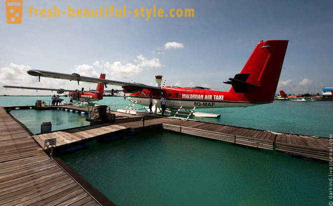 Letí cez Maledivy hydroplánom