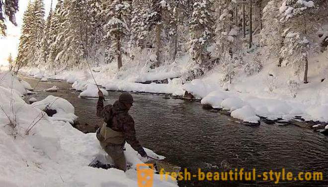Zimný rybolov na rieke Ob meste Barnaul