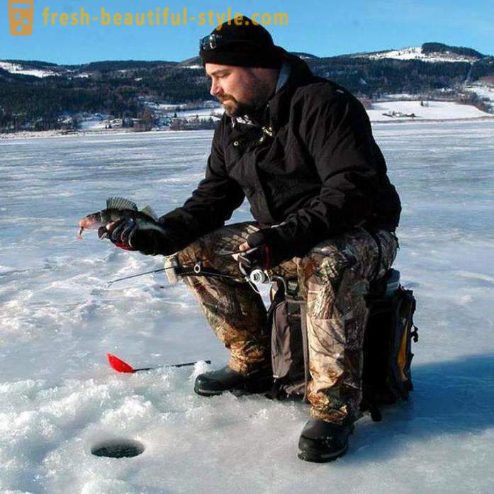 Zimný rybolov na rieke Ob meste Barnaul